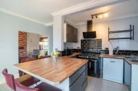 Stylish 3 Bed House-Free Parking