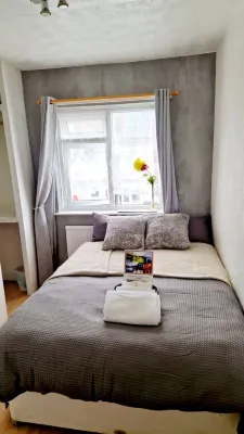 Peaceful Guest Room in Gravesend with Shared Facilities Jeskyns 주변 호텔