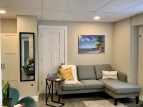 Charming 2 Bedroom Apt. Close to Valparaiso University Short-Terms Hotels in Valparaiso