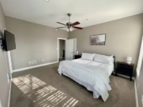 Elm Street Escape- Easy Access to Alton & STL Hotels in Alton