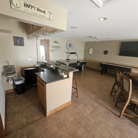 Irish Lakefront, Hot Tub! Pets, Dock, Fishing, Kayaks, Ice Fishing, Hunting!