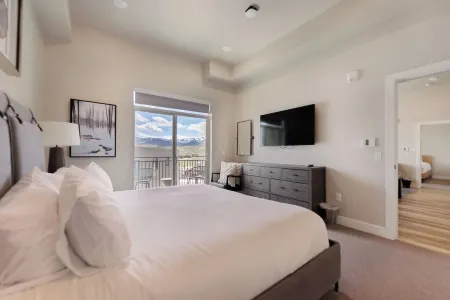 2 Bedroom/2 Bathroom Condo with Pool, hot tub, sauna/steam and Views!