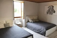 charming house in renovated farmhouse 30 minutes from Sarlat, enclosed garden. Các khách sạn ở Mazeyrolles