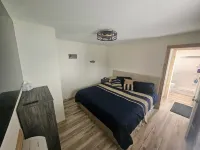 Beautiful Lakefront home, pets welcome, fully fenced, dock, kayaks, fishing!!