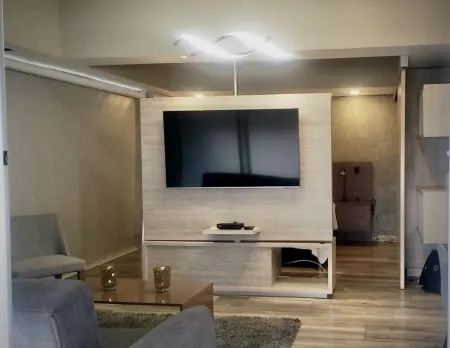 Central location, close to mall, restaurants, bars, markets & safe location.