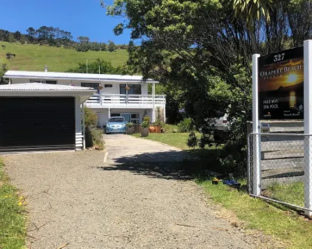 Sneezle Beezle Studio Apartment Hotels in Ōmāpere