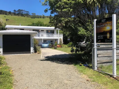 Sneezle Beezle Studio Apartment Hotels in Omapere