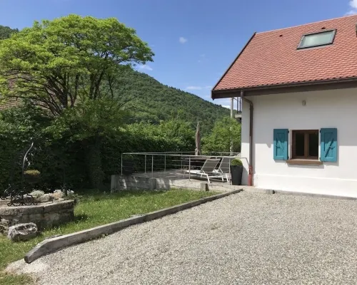 Villa 200 m from Lake Annecy with terrace and parking Hoteles en Sévrier