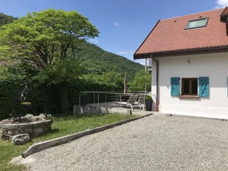 Villa 200 m from Lake Annecy with terrace and parking Отели в г. Севрие