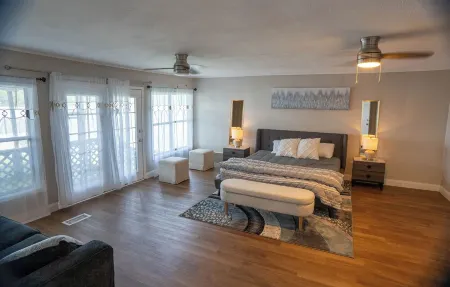 Lakefront Cabin: Fishing, Free Kayak, Jetski, Dock, Swimming, Hot Tub, BBQ,