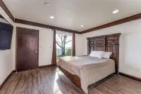 5 Bedrooms &3 Bathrooms House spacious living room and amazing View of Oakhurst