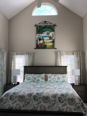 Neptune's Nest by the Sea, East End Отели в г. Восток Энд