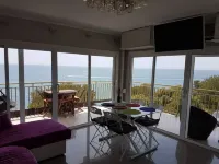 Apartment facing the sea with pool and 2 bedrooms
