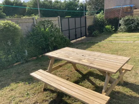 Spacious 3 bedroom house, 5 minutes to the beach, large garden, dogs welcome.