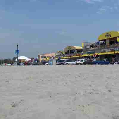Wasaga Beach walk to main end Free Parking Free Wifi Fitness & Recreational Facilities
