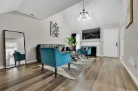 Plush Two Bedroom Retreat. A Home Away From Home!