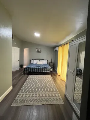 Charming 4-bedroom house in brilliant Tampa with New AC, WiFi, back porch. Отели рядом с достопримечательностью «The Crossing Church | Tampa»