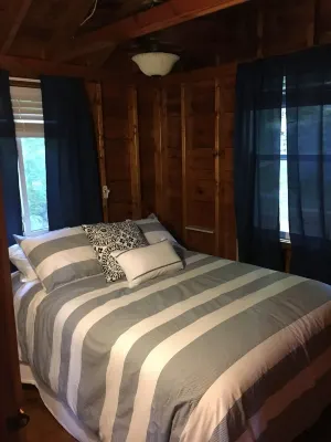 Charming Lake front Cottage w/dock close to Acadia National Park & Bar Harbor