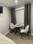 This cozy studio apartment has an ideal location in the heart of downtown.