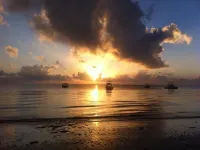 Elegant beach front apartment, pool, daily housekeeping, fast speed wi-fi