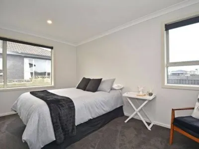 Large Comfortable Modern 4 Bedroom Home Hotels in Waikiwi