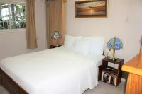 Birdie's Nest condo #2 with ocean view Hotels in 