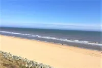 Modern Airy Chalet short walk to beach, nr Great Yarmouth & Norfolk Broads