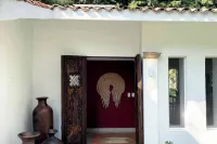 Espaciosa y refinada casa campirana. Con alberca climatizada, jacuzzi y palapa.