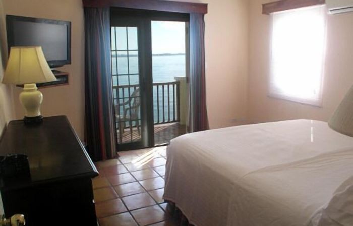Waterfront 2 Bedroom Cottage, Access to Private Beach