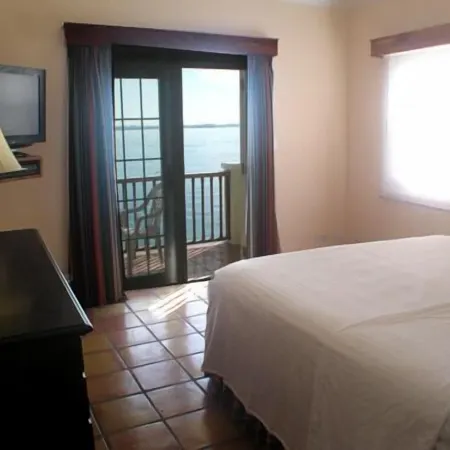 Waterfront 2 Bedroom Cottage, Access to Private Beach