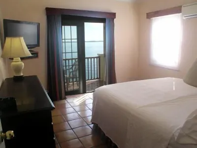 Waterfront 2 Bedroom Cottage, Access to Private Beach