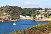 Seaweed Cottage in Fowey overlooking the beach with a garden and a parking space