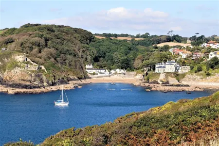 Seaweed Cottage in Fowey overlooking the beach with a garden and a parking space Отели в г. Фоуи
