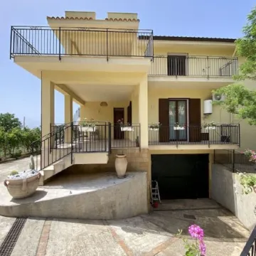 Fabien's House Villa for relaxing vacations Отели в г. Чинизи