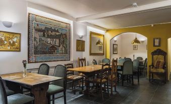 The Hawk & Buckle Inn