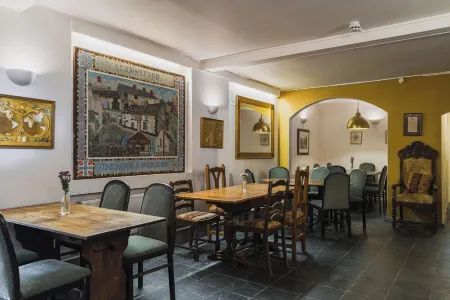 The Hawk & Buckle Inn Отели в г. Лланфидд