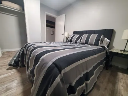 Modern Private 1Bdrm  Apt. w/Free Prkg + Fast Wi-Fi. Pet-Friendly! Отели в г. Су-Сент-Мари