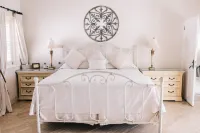 Very Spacious, Private, Open Plan Retreat. Pool And Stunning Views Of West Coast Hotels in 