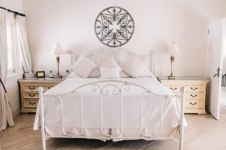 Very Spacious, Private, Open Plan Retreat. Pool And Stunning Views Of West Coast