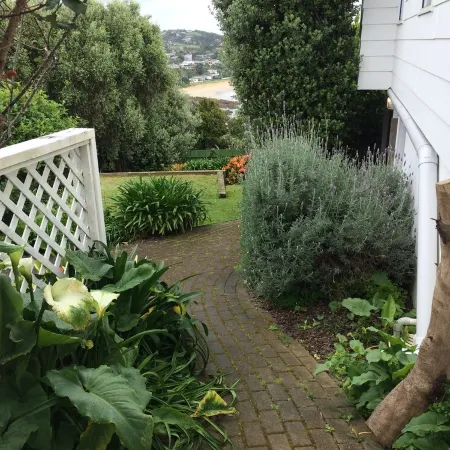 Gorgeous beach house on Oneroa Bay Отели рядом с достопримечательностью «Автобус Explorer Island Waiheke»