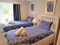 Puffins Cottage, Rock is very close to the beach, parking for 3 cars and garden.