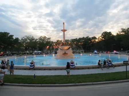 Cozy JC Oasis | Mins to NYC | Private Backyard | Fireplace | Grill | Firepit Отели рядом с достопримечательностью «Парк Либерти Стэйт»