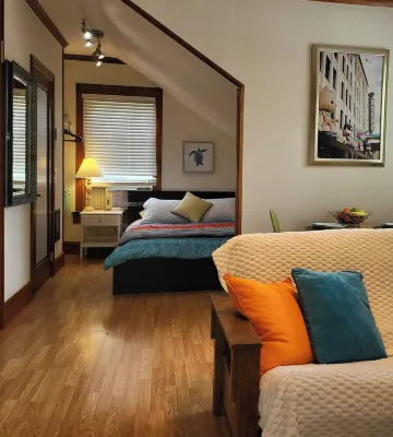 "Sunny Studio Retreat, Steps from Downtown" Các khách sạn gần Port of Everett