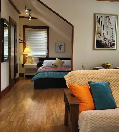 "Sunny Studio Retreat, Steps from Downtown"