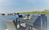 Luxury houseboat with panoramic view. Beautiful location and close to the city of Maastricht.