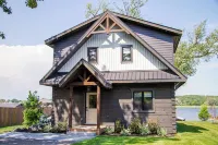 Riverside House: riverfront vacation home with private dock. Hotels in der Nähe von Westben