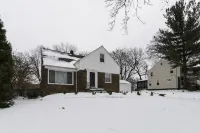 JUST REMODELED top to bottom -  master bed/bath on main floor! Hotels in Cleveland Heights