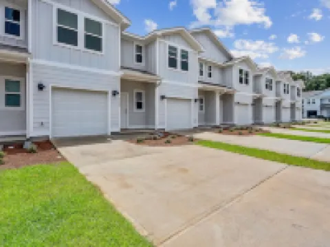 LUXURY TOWNHOME NEAR DOWNTOWN AND PENSACOLA BEACH Hotels in Ferry Pass