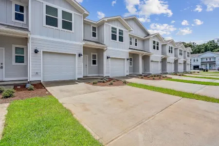 LUXURY TOWNHOME NEAR DOWNTOWN AND PENSACOLA BEACH Отели в г. Ферри-Пасс