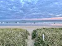 Beachside Condo – Walk to Pier & Dining